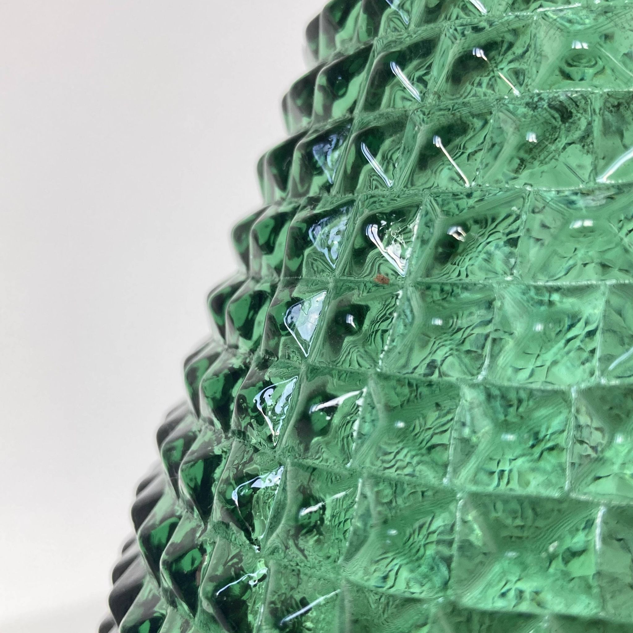Très grande bouteille vintage en verre vert à décor de pointes de diamants