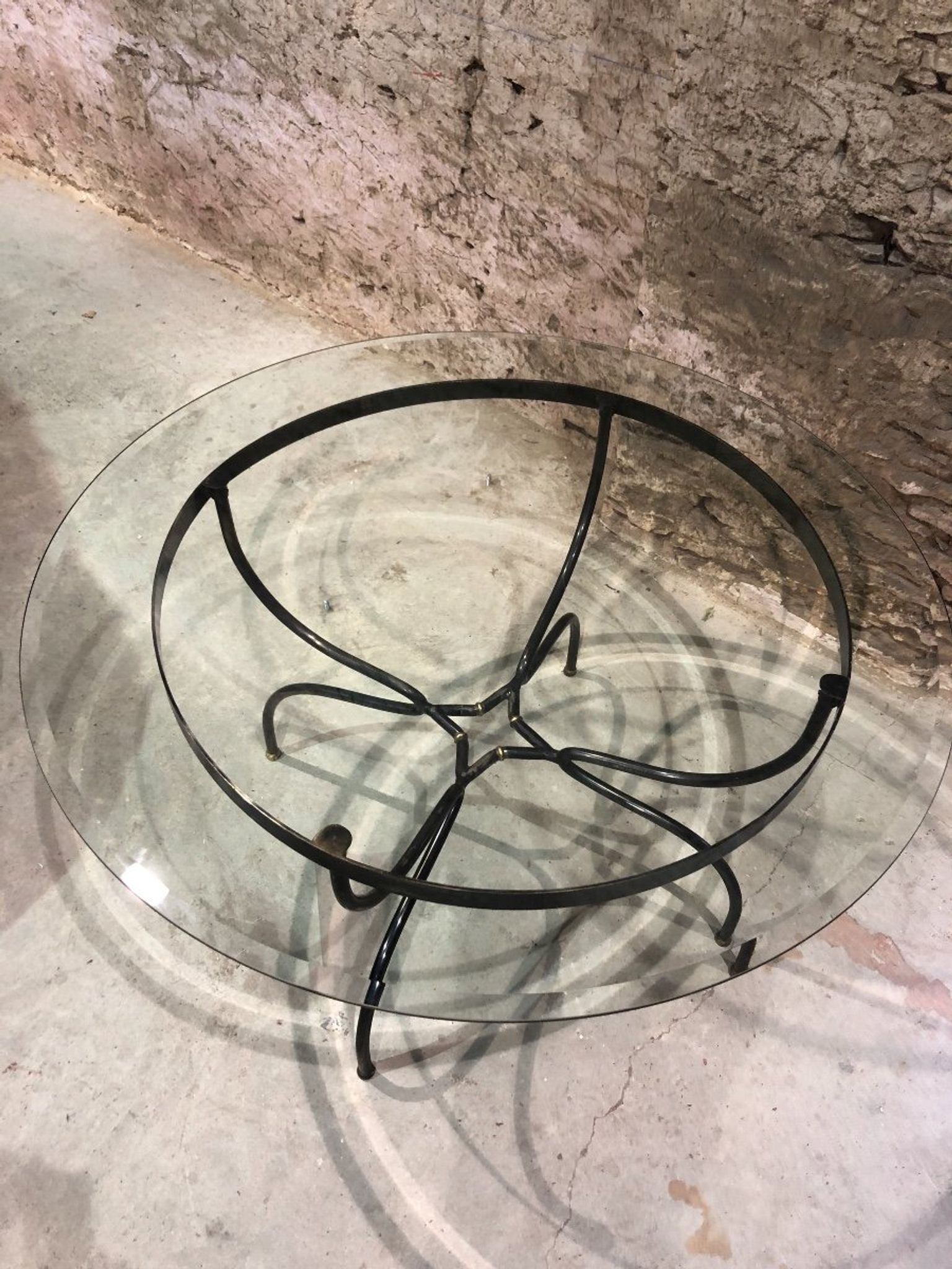 Table de salle à manger piètement fer forgé et laiton, plateau de verre., années 1980