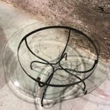 Table de salle à manger piètement fer forgé et laiton, plateau de verre., années 1980
