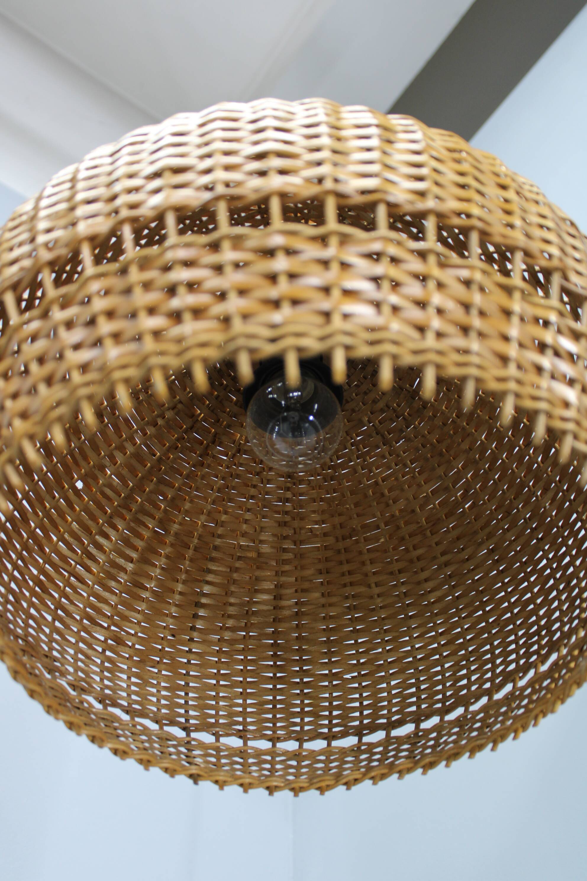 Lampe murale en bois réglable de style mid-century avec abat-jour en rotin, années 1970.