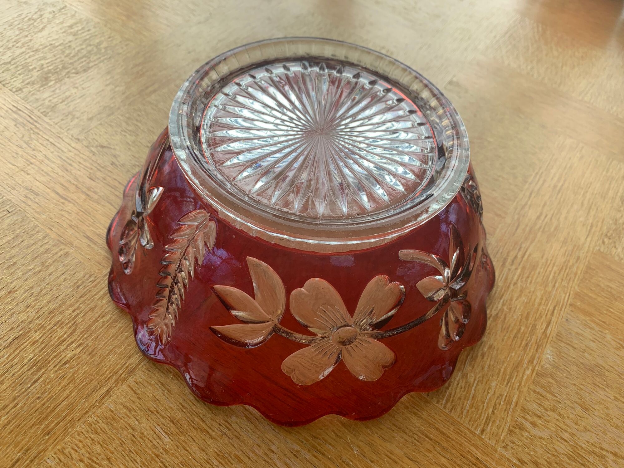 Red and transparent glass bowl with floral motifs and vintage wheat cobs