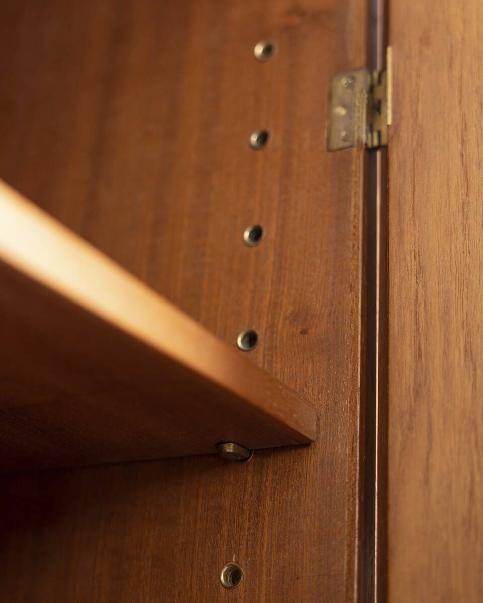 Meuble en bois à deux portes des années 1960, recouvert de tissu, de style italien.