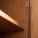Meuble en bois à deux portes des années 1960, recouvert de tissu, de style italien.