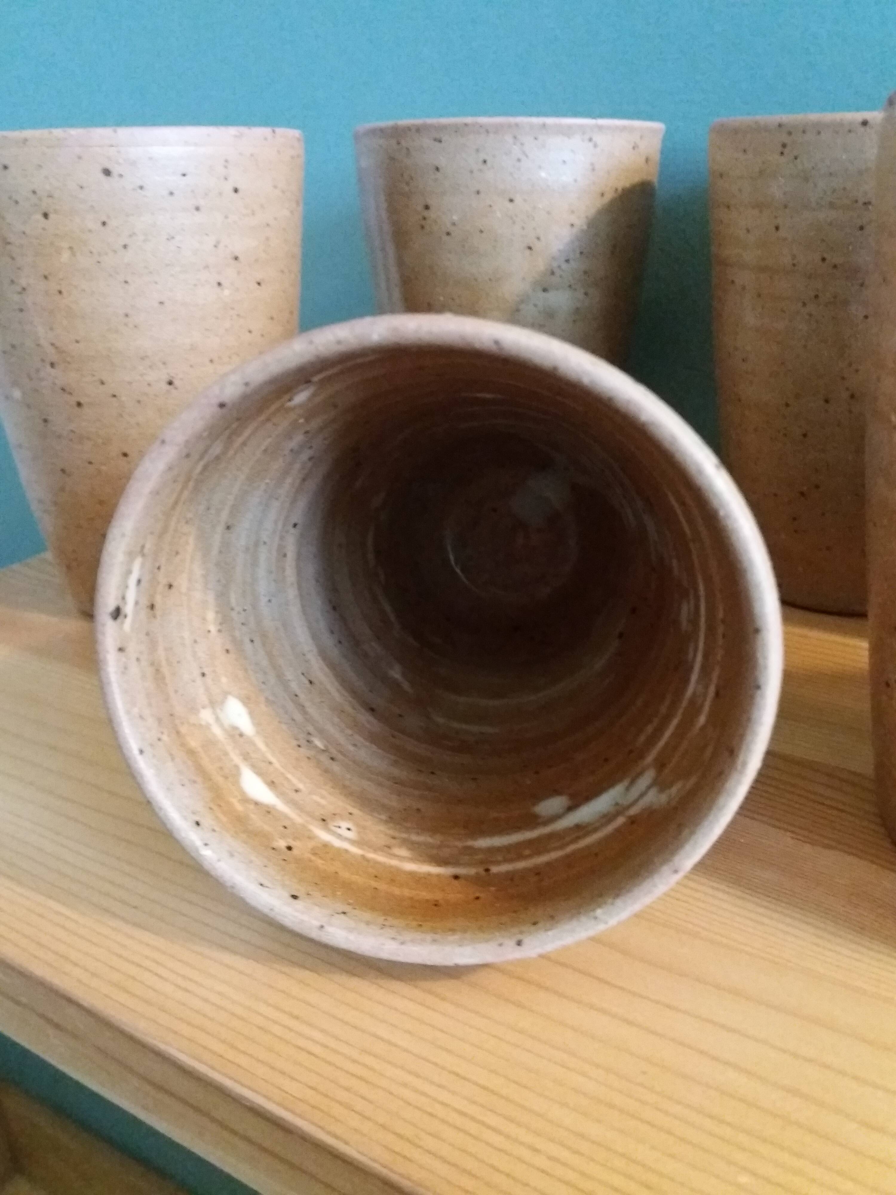 Ensemble de 8 tasses ou verres en grès tourné artisanal