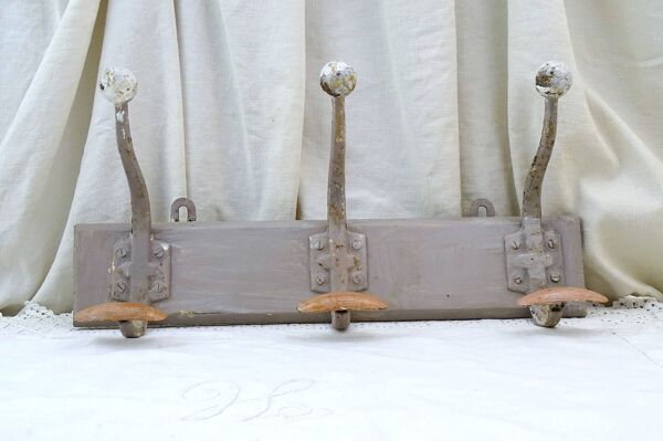 Porte-manteau et porte-chapeaux vintage français en métal, avec 3 crochets sur support en bois, peinture à la craie grise, accessoire de rangement vintage pour vêtements suspendus, France