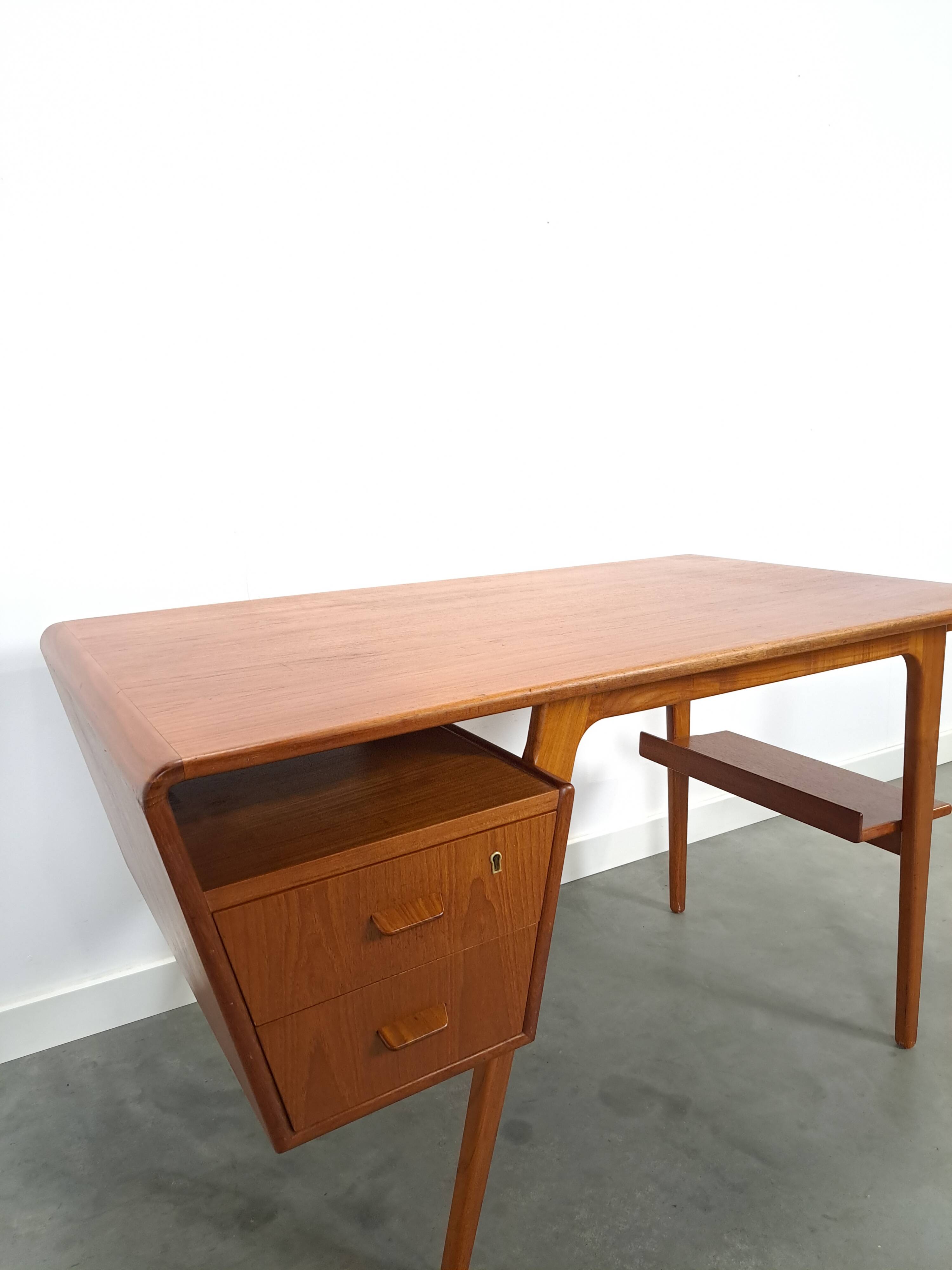 Teak vrijstaand partner bureau met schuine vormen, lades en extra werkblad