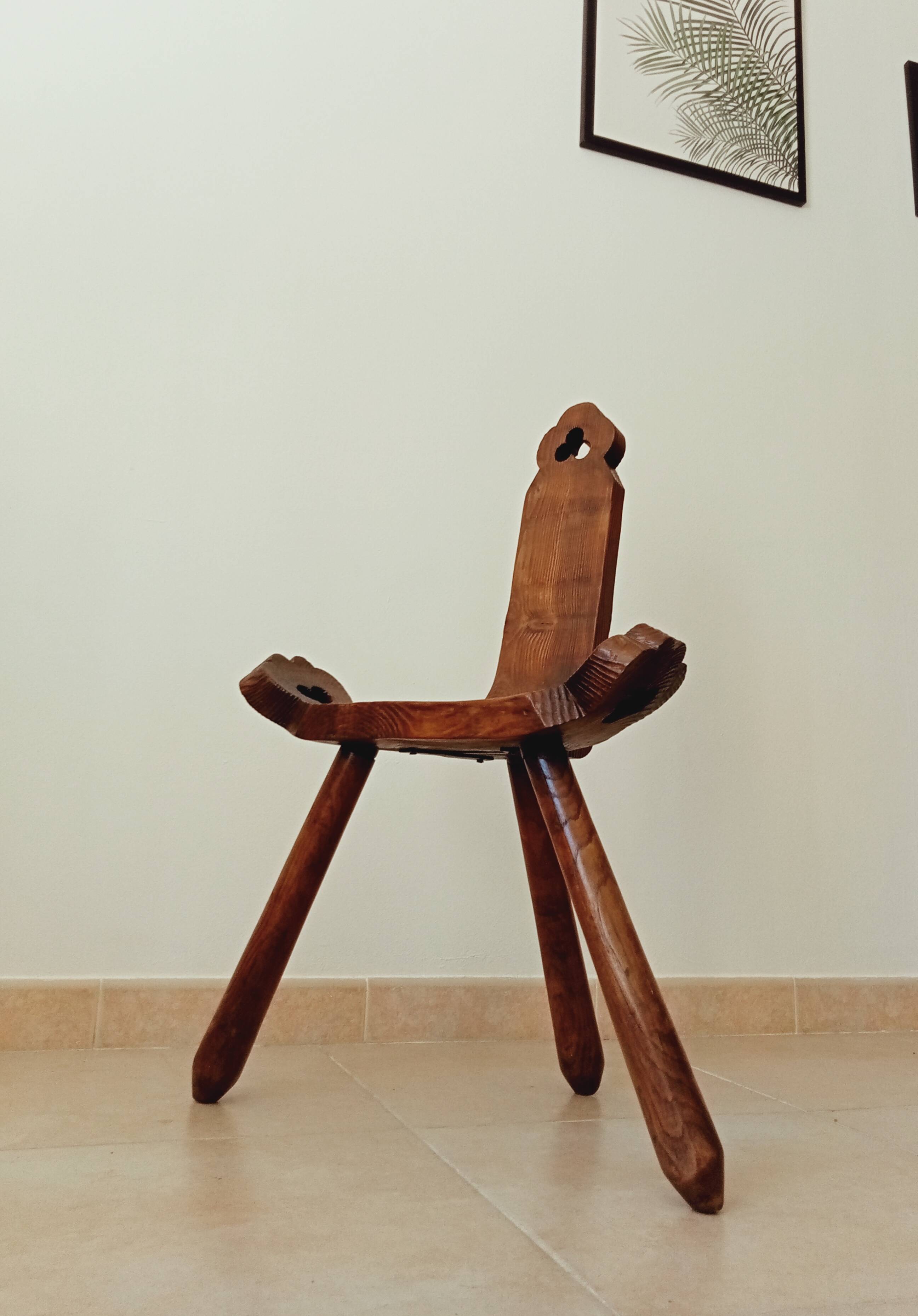 Chaise brutaliste tripode début XXeme