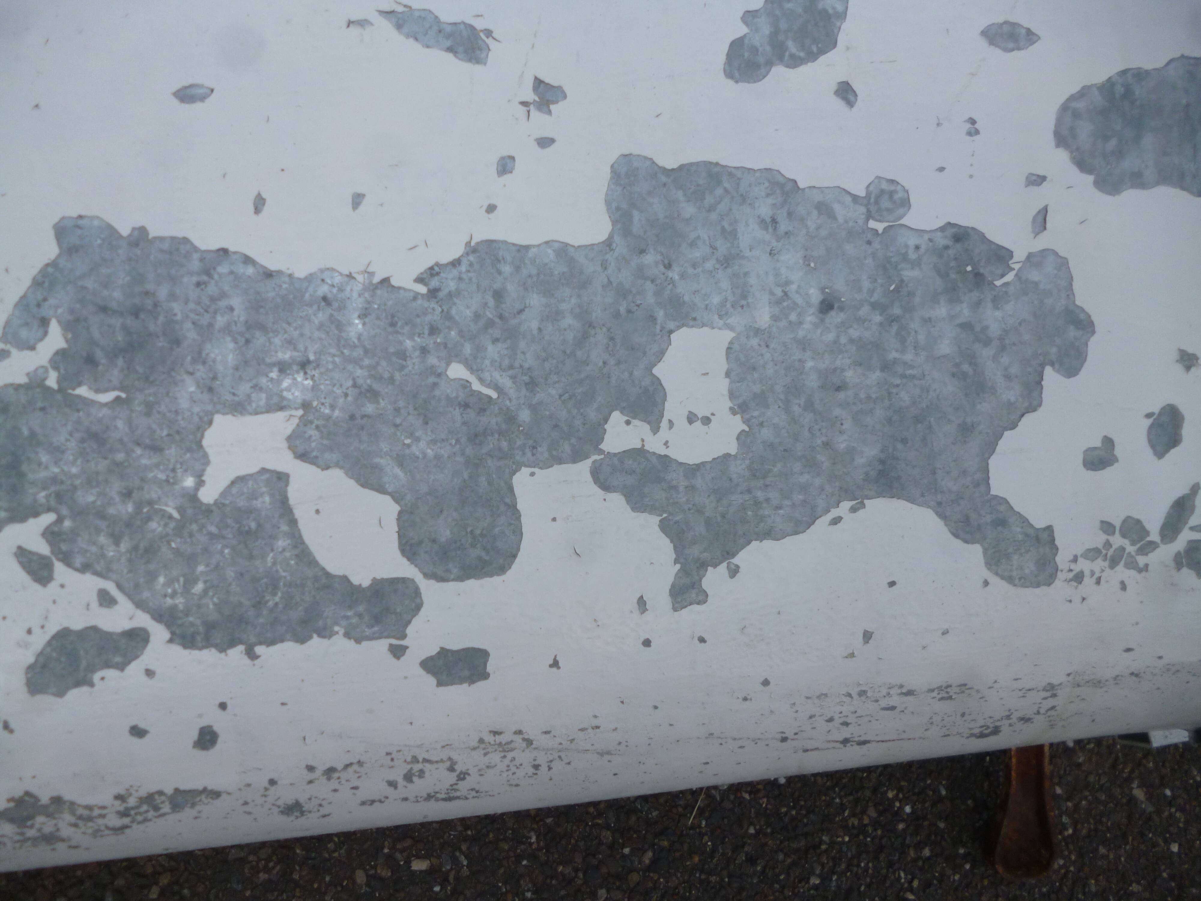 Zinc bathtub
