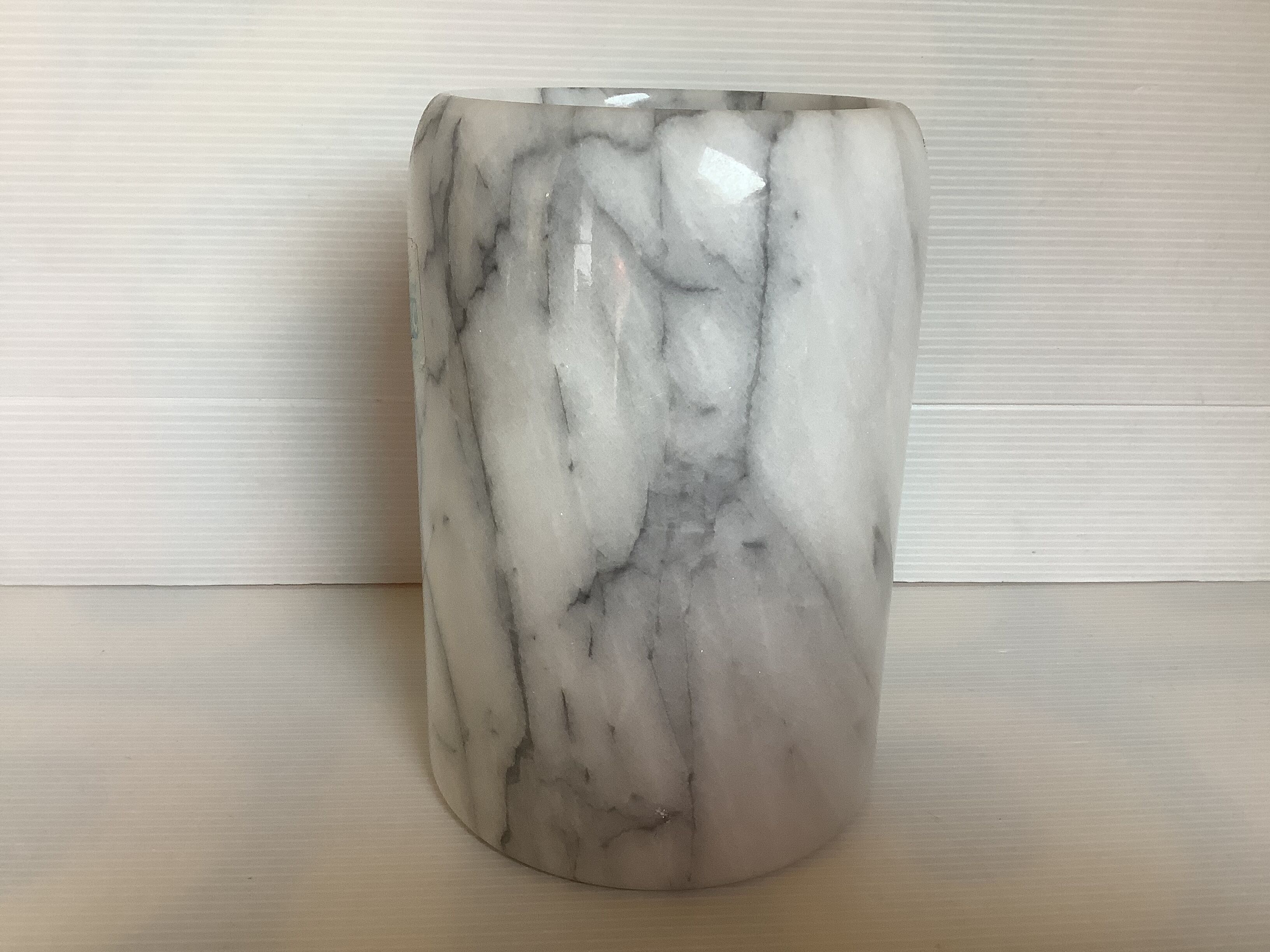 Vase marbre gris