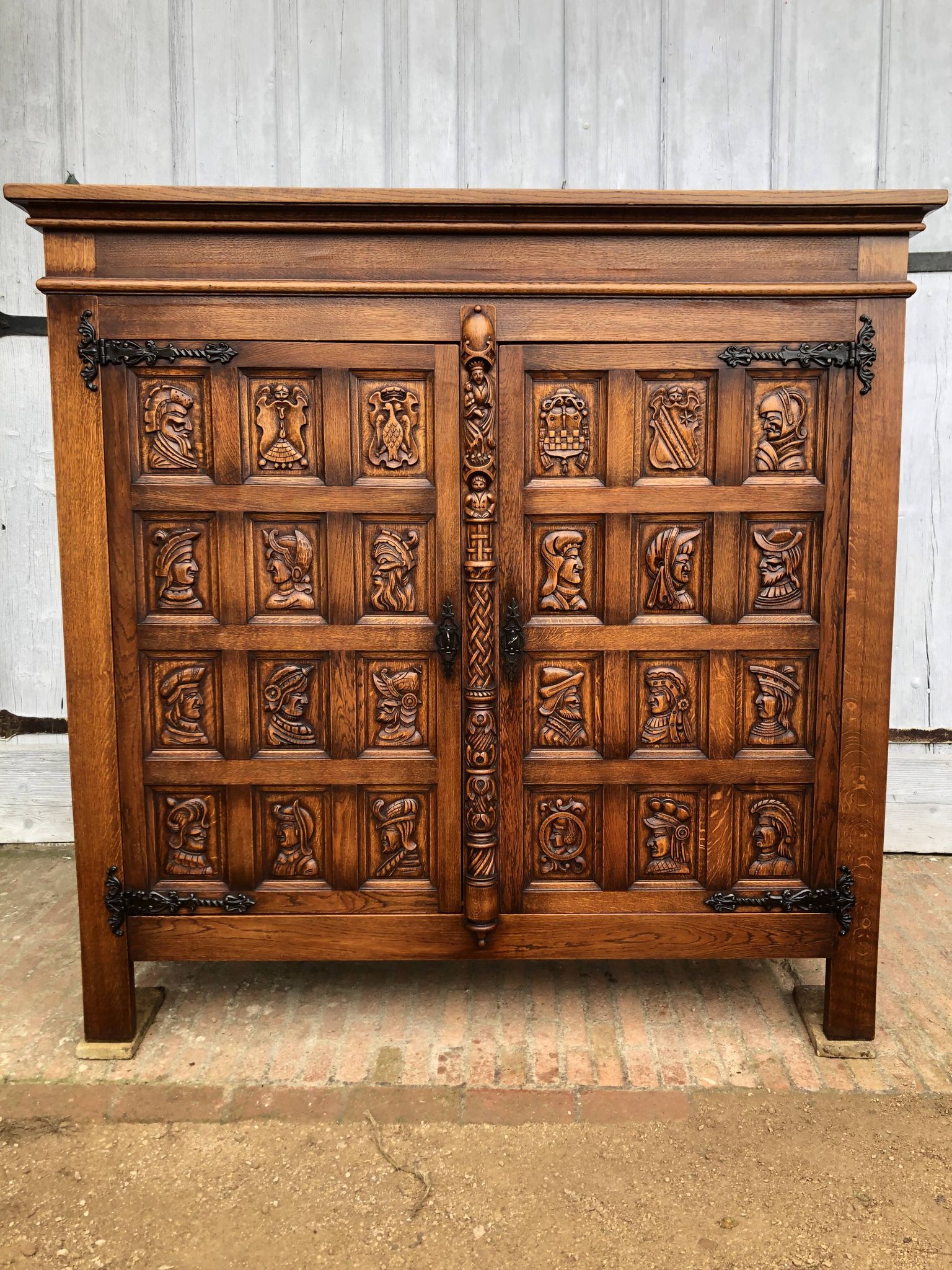 Meuble espagnol bois sculpté profils et armoiries 1950