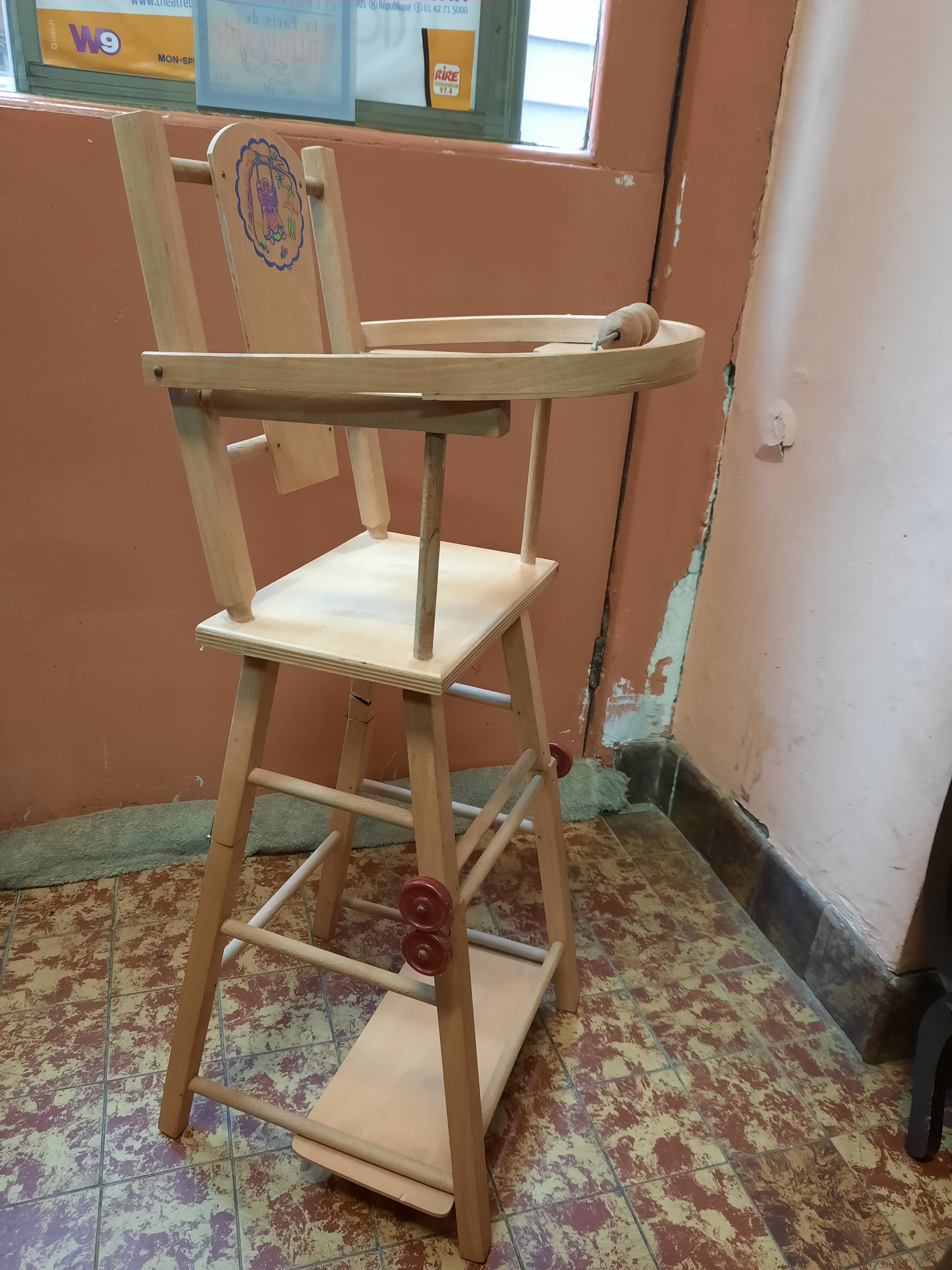 Chaise haute poupée vintage