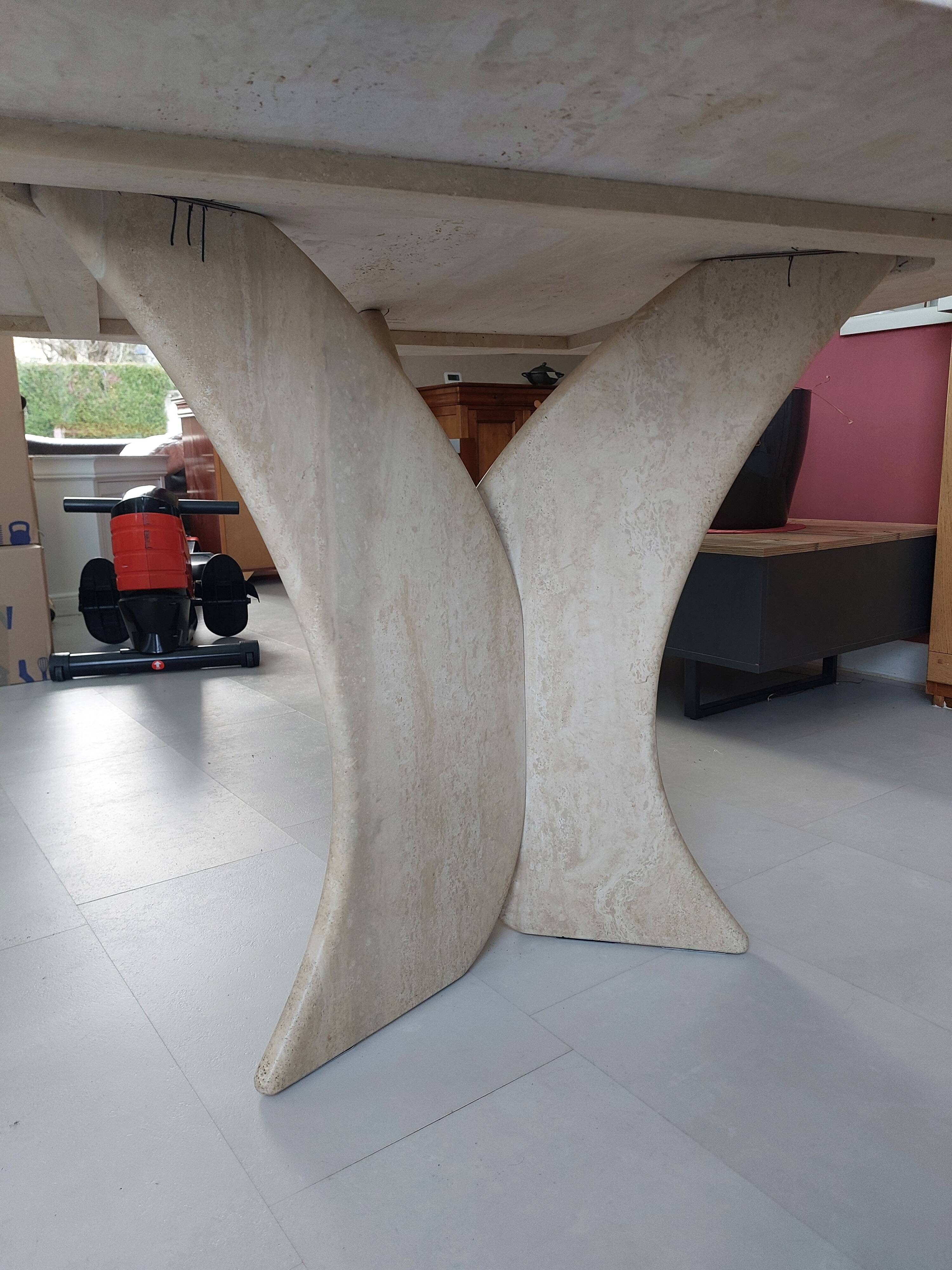 Round stone table (4-6 people)