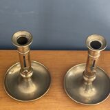 Paire de bougeoirs en laiton doré à poussoir