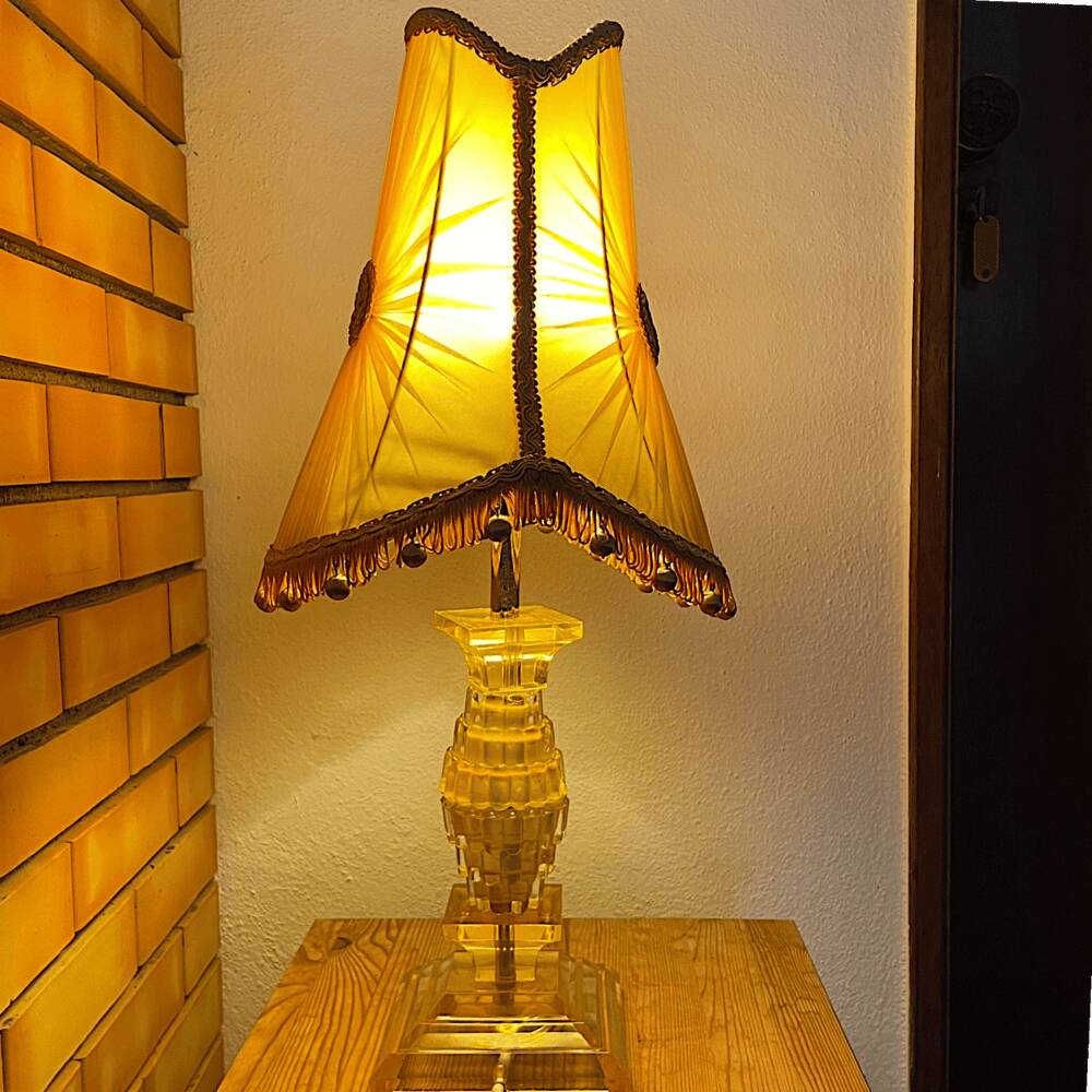 Lampe de table Hollywood Regency avec base en lucite