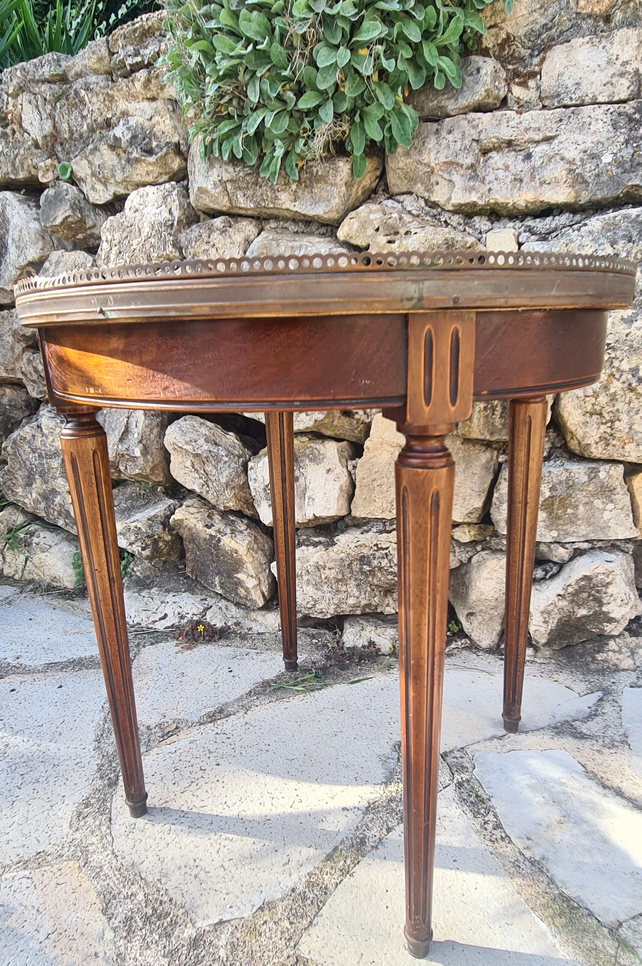 Table bouillotte style Louis XVI avec plaque de marbre et galerie en laiton