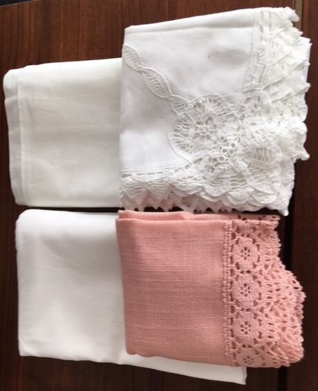 Ensemble 4 nappes et surnappes  brodées