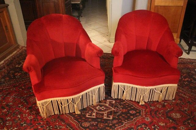 Paire de fauteuils crapaud en velours rouge de style Napoléon III