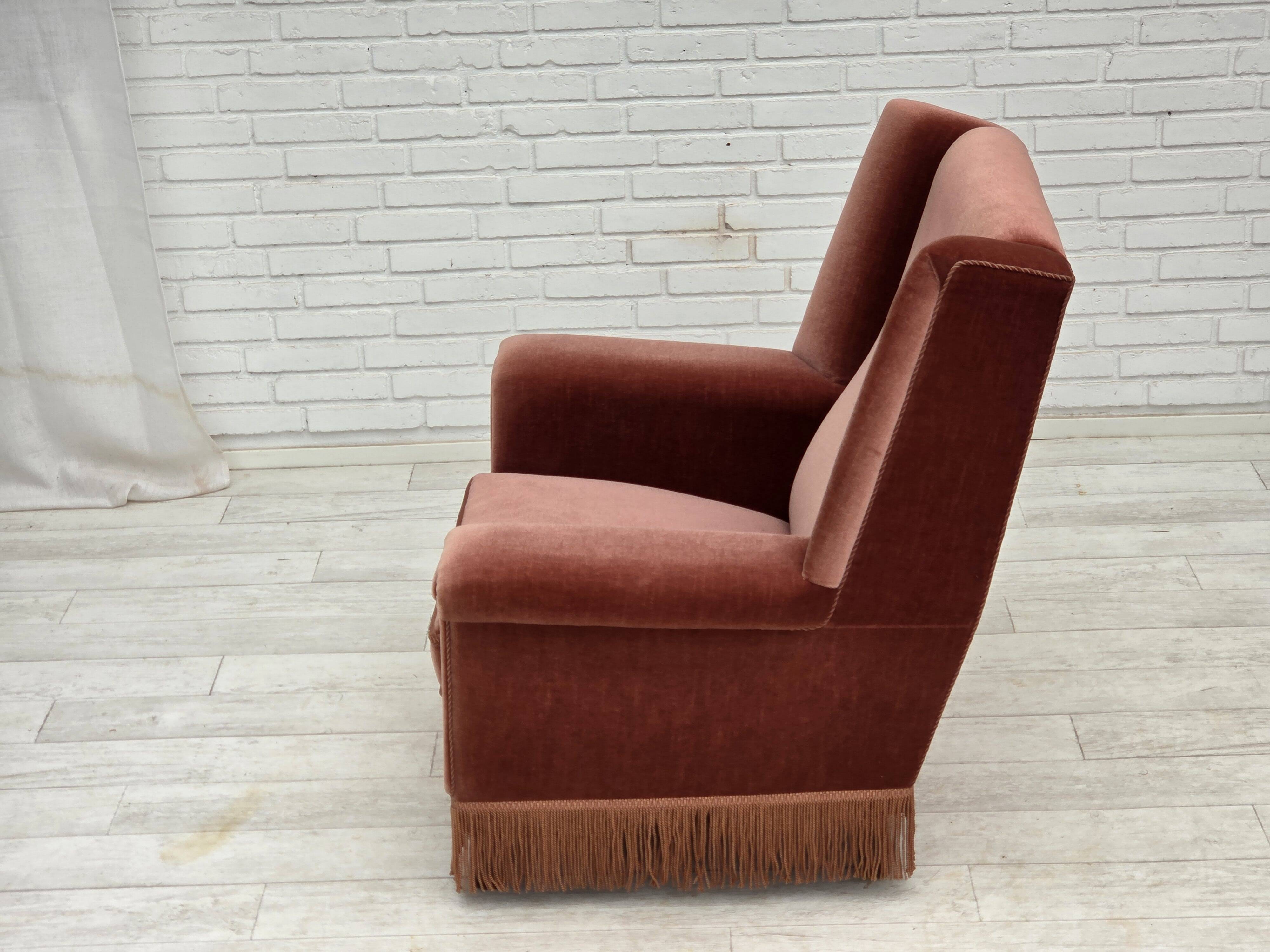 Fauteuil danois à dossier haut, années 1970, velours d'ameublement rose saumon, bois de hêtre.