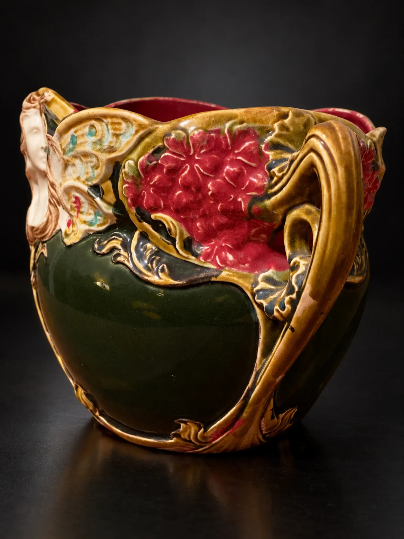 Cache-pot « Femme papillon » — Onnaing, vers 1900–1910