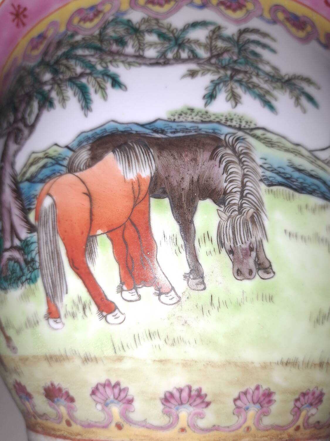 Hidden Chinese porcelain pot. Rose Family.