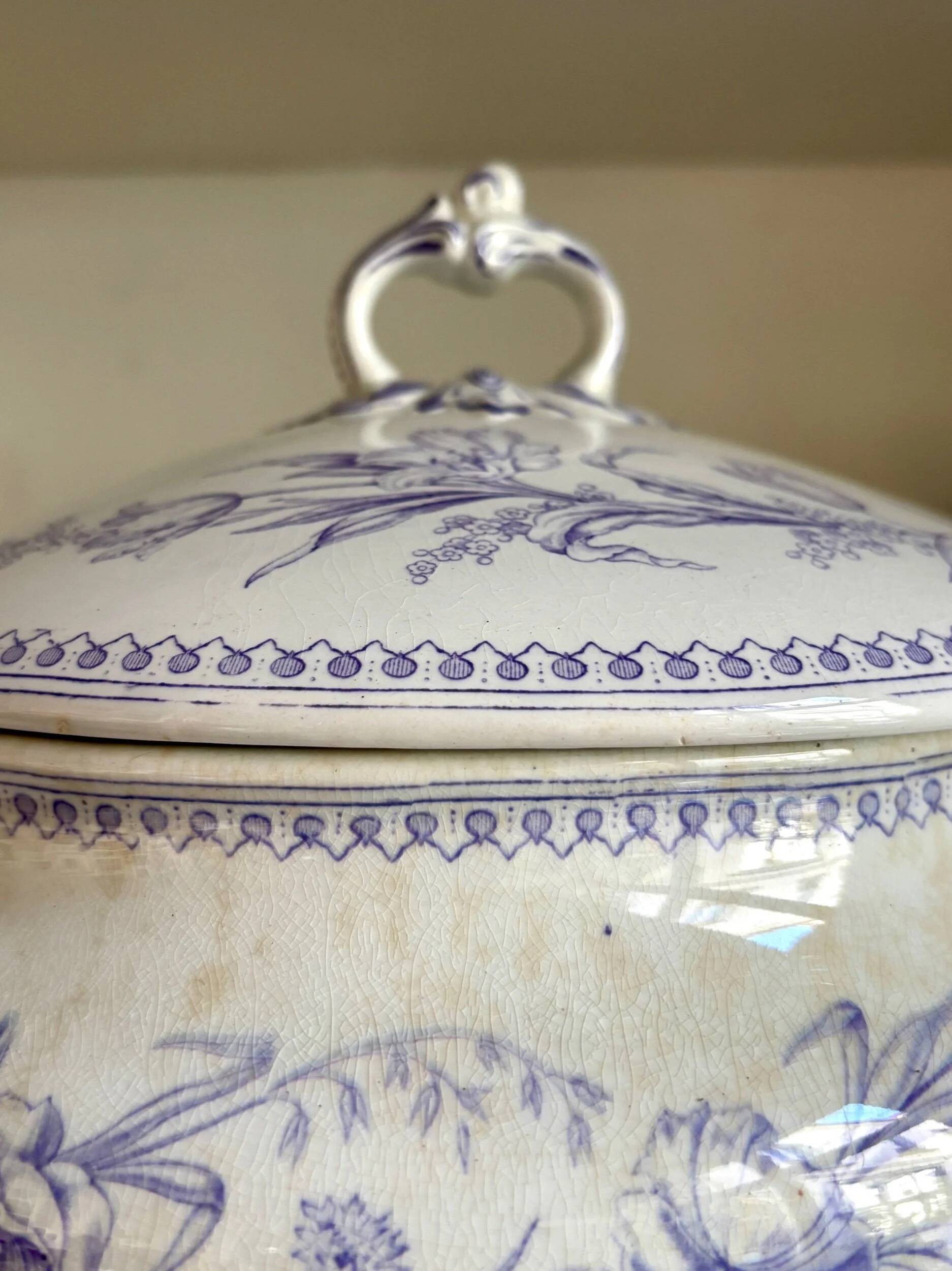 Soupière en terre de fer violette, service "Claremont"