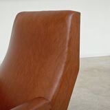Fauteuil en simili cuir marron camel , France 1960