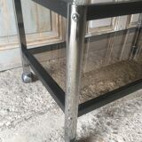Table basse en métal et verres fumés
