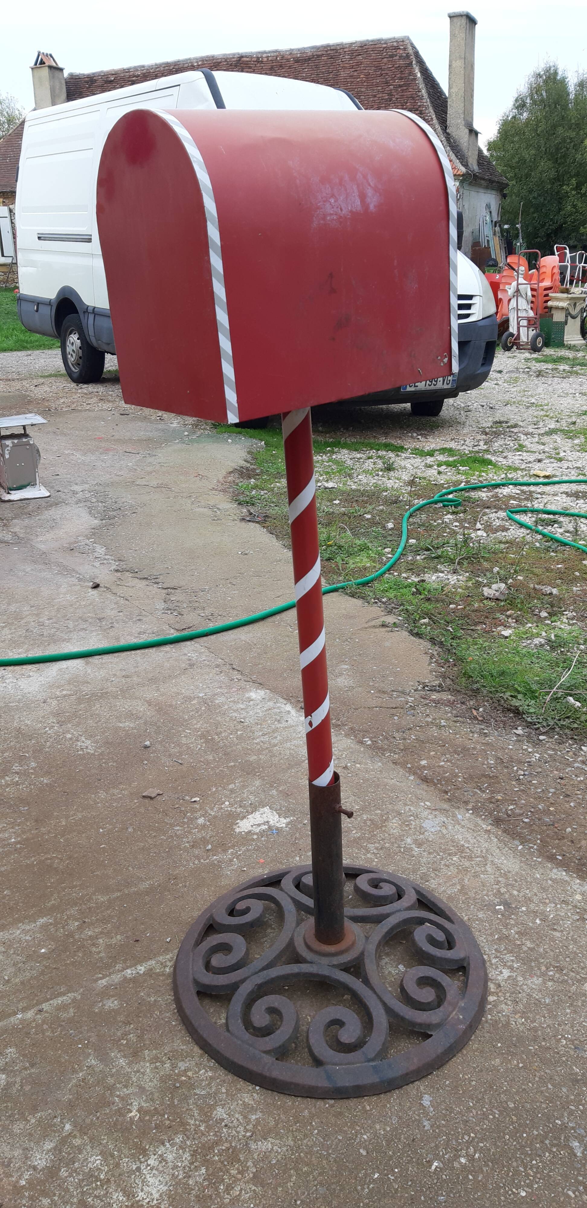 Mailbox us metal red