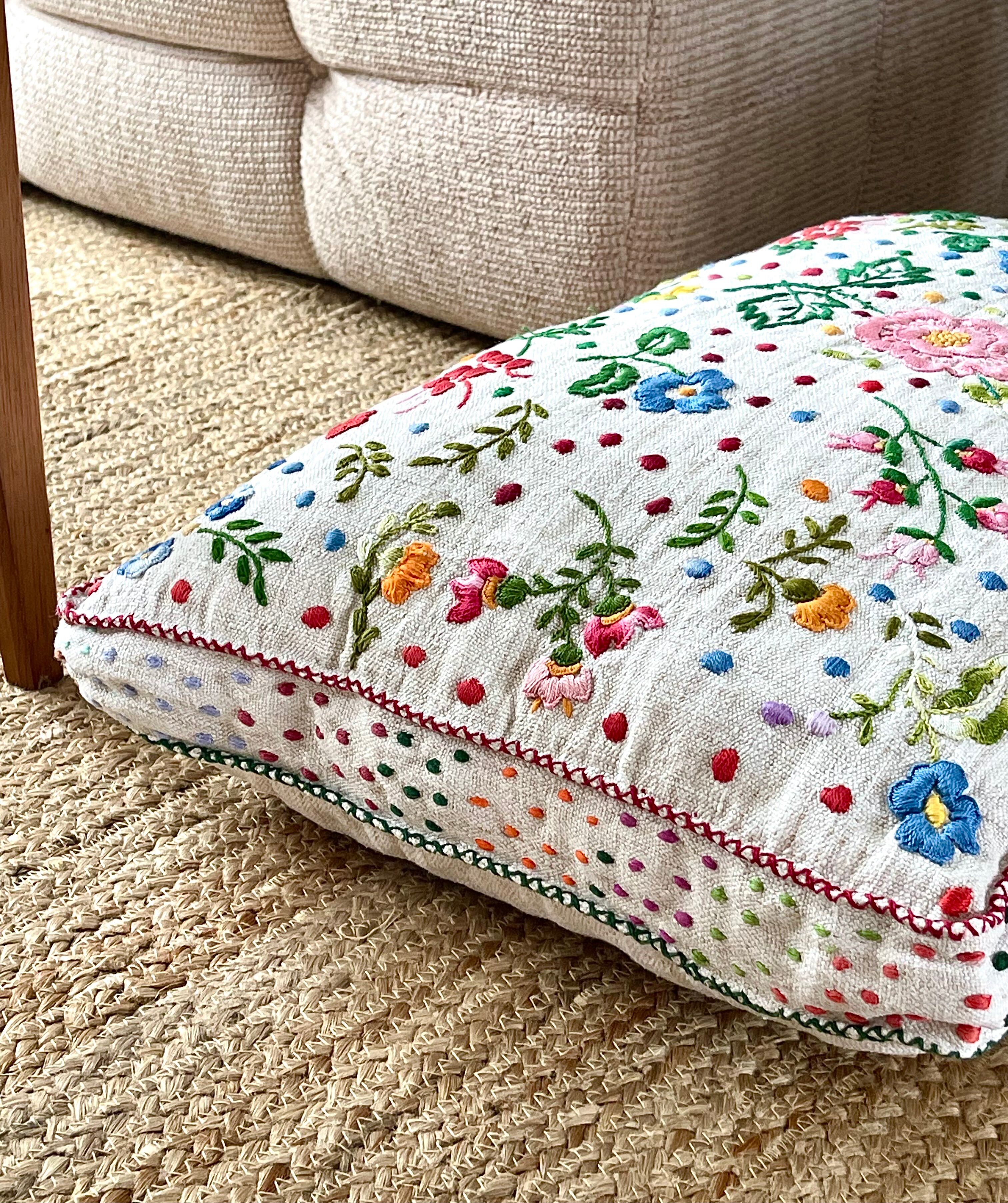 Cushion in hand-embroidered hemp.
