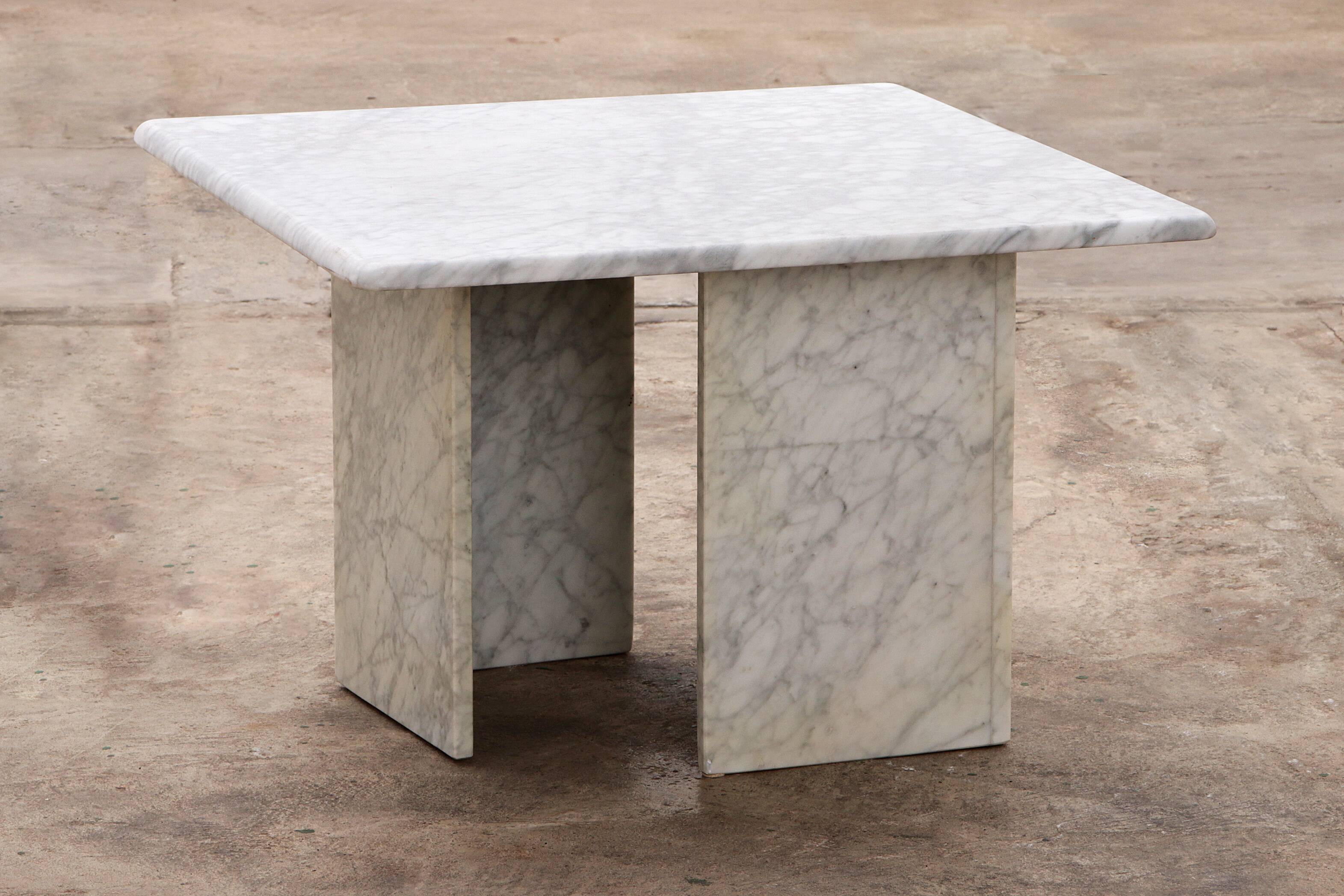 Italian Marble coffee table, timeless design from the 1970s
