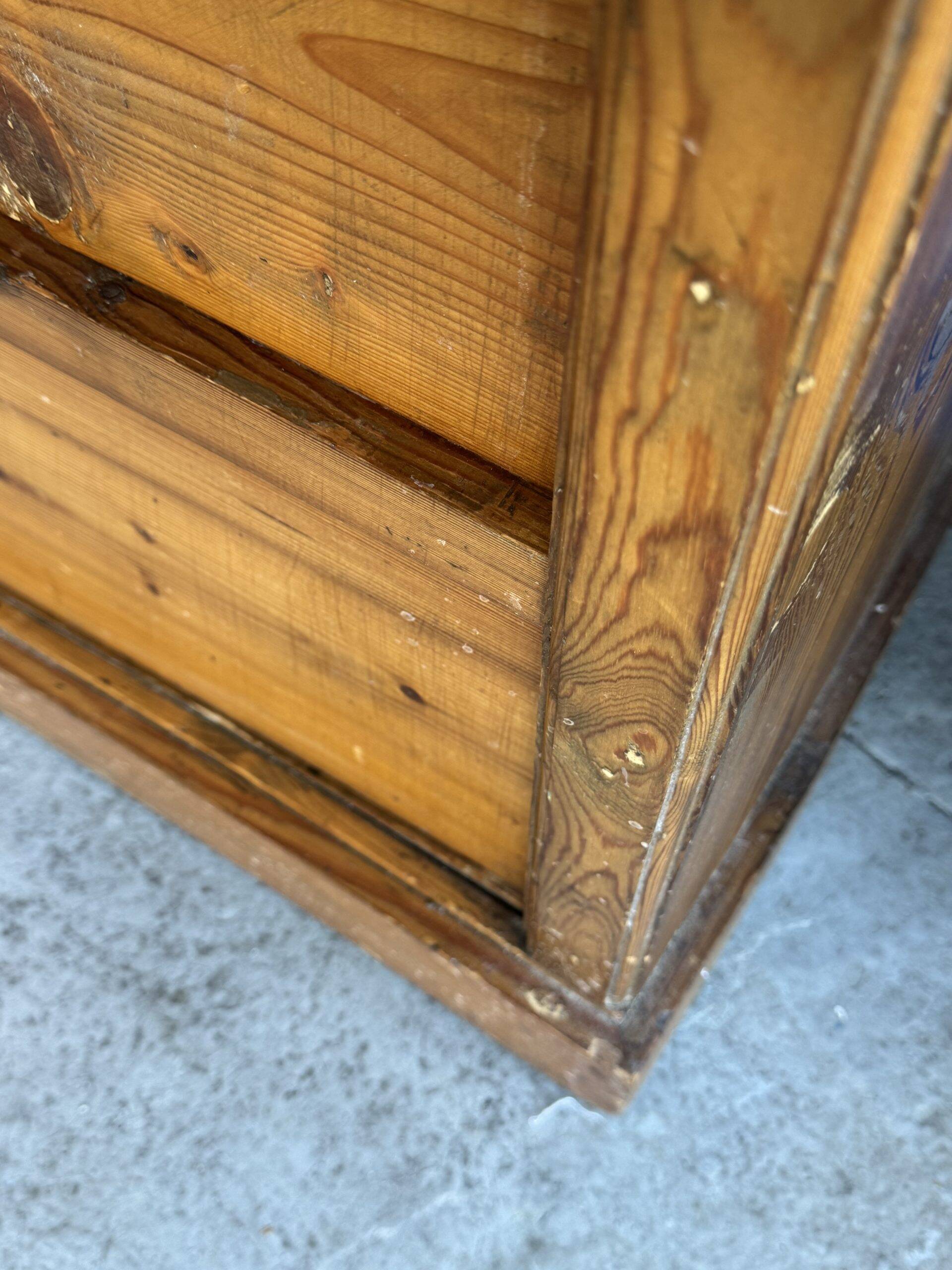 Wooden chest of drawers