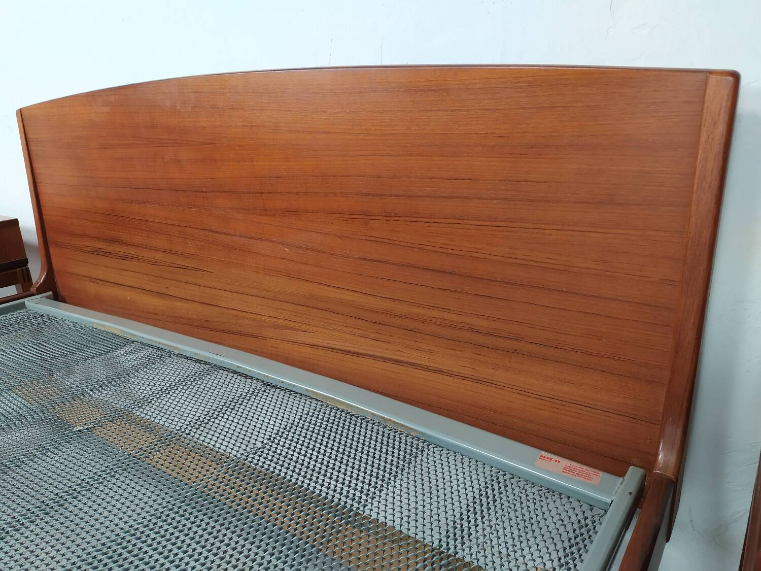 Scandinavian bed 140