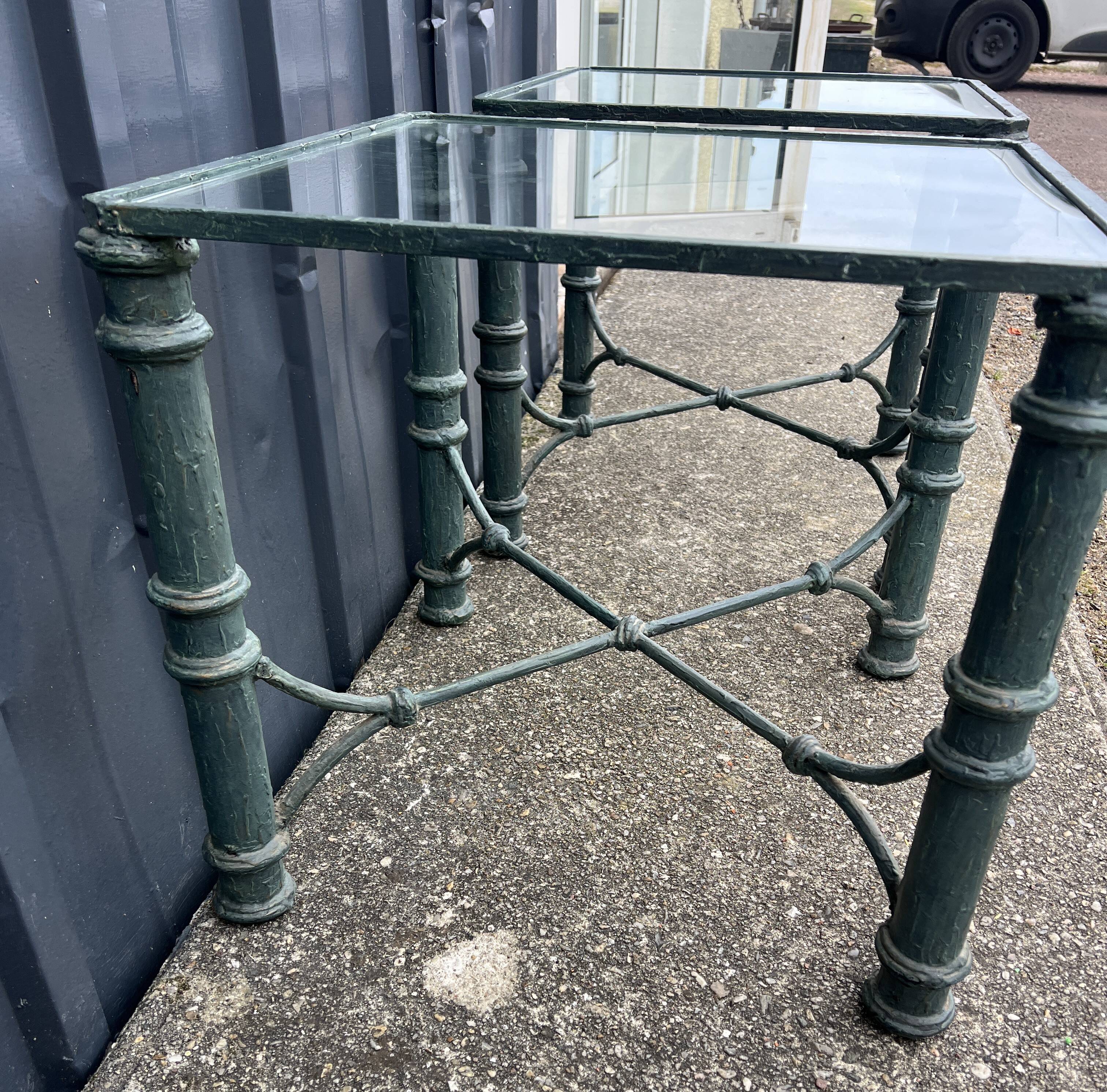 Paire de bouts de canapé métal et verre, tables basses