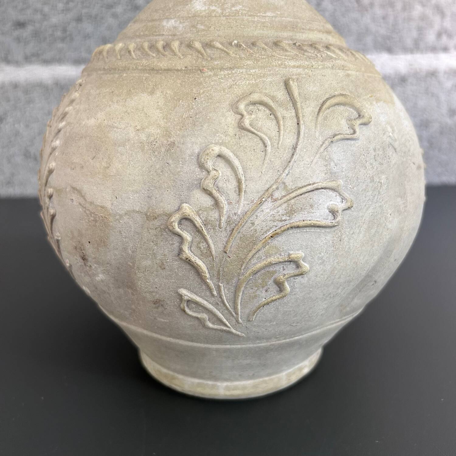 Raw vase with acanthus decoration