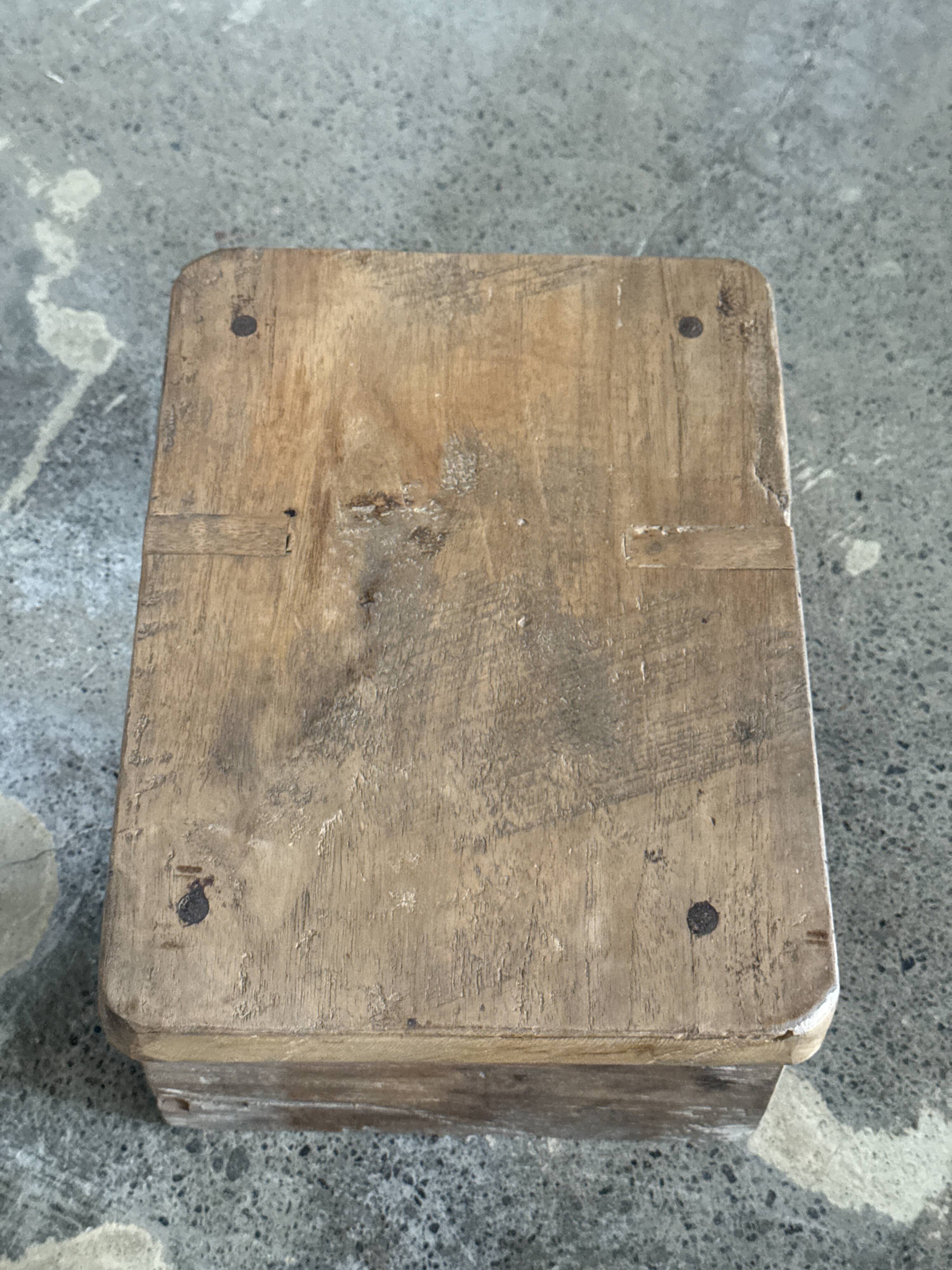 Small auxiliary stool in light upcycled teak (3276)