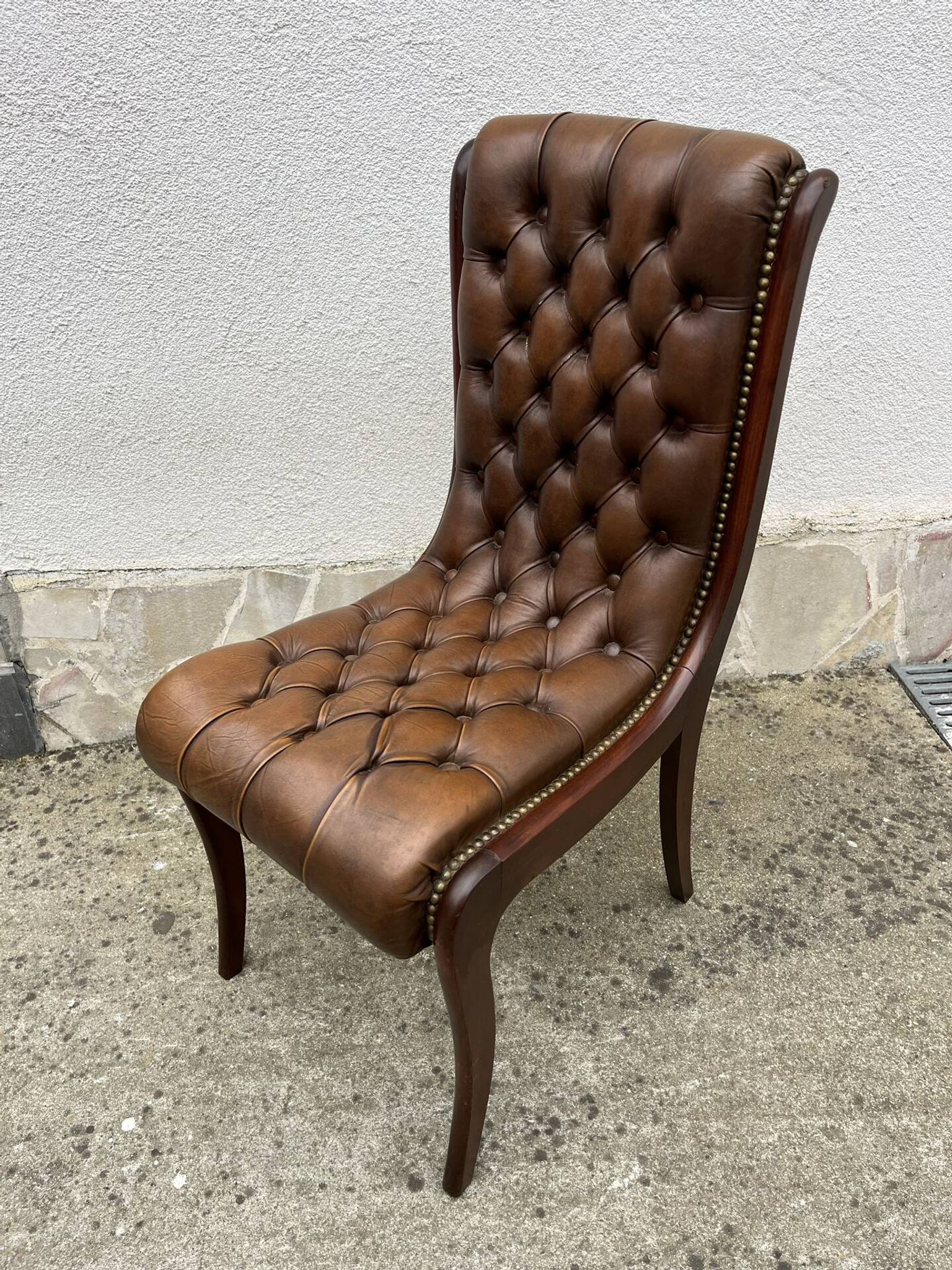 Chaise Chesterfield en cuir brun capitonné