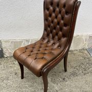 Chaise Chesterfield en cuir brun capitonné