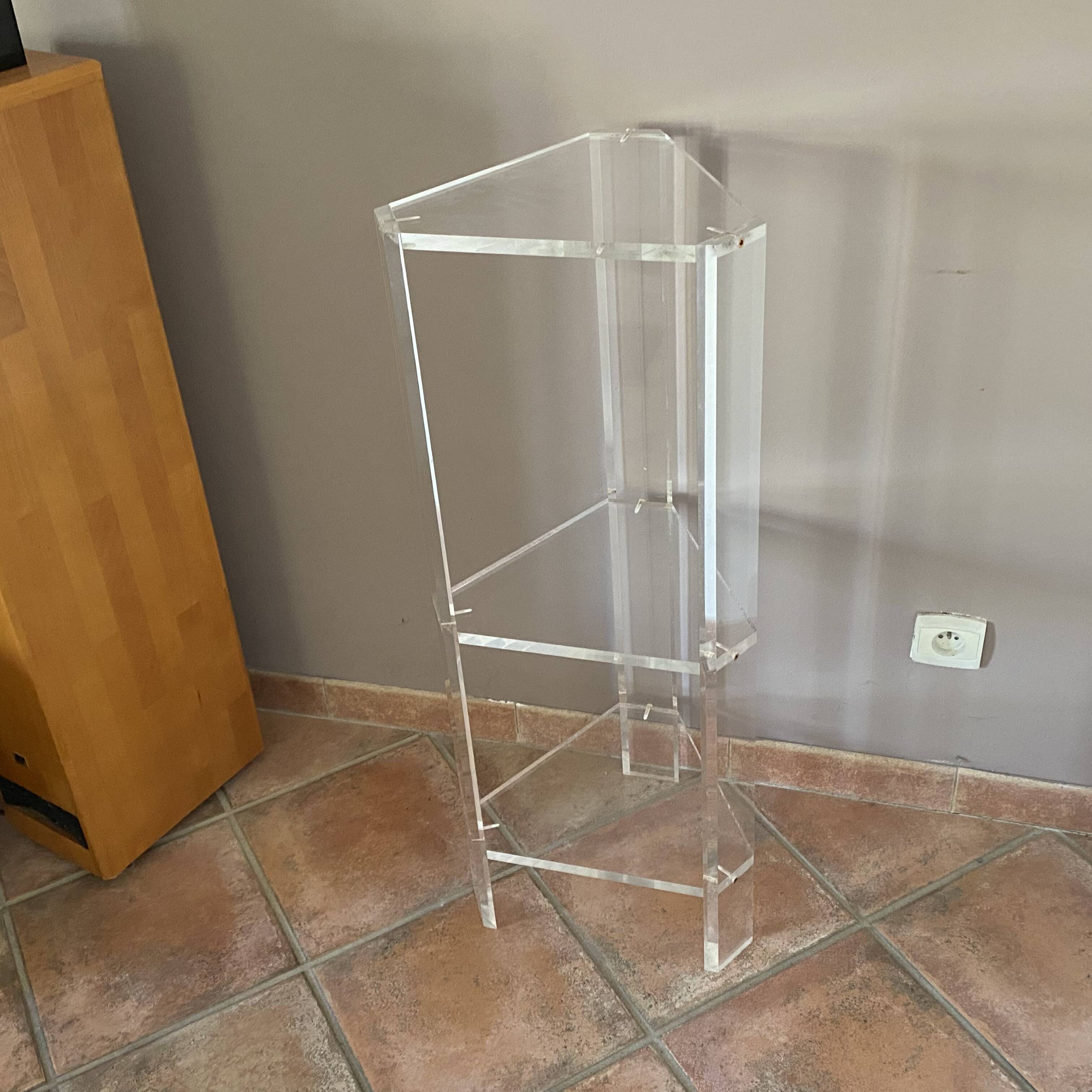 Console David Lange 1980. 90x36x30. Plexiglass.