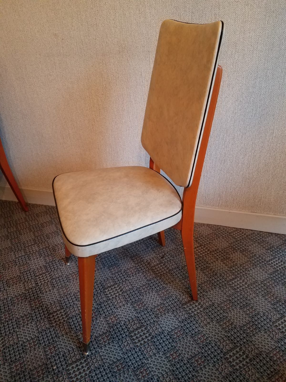 Lot of 4 dining room chairs