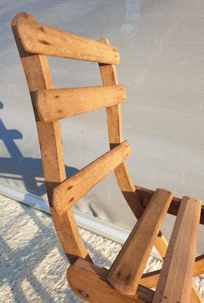 Foldable children's chair with beveled wooden slats