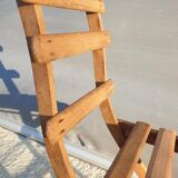 Foldable children's chair with beveled wooden slats