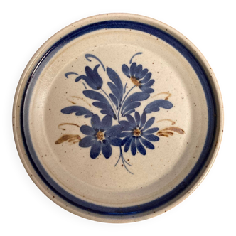 Decorative plate with blue flowers