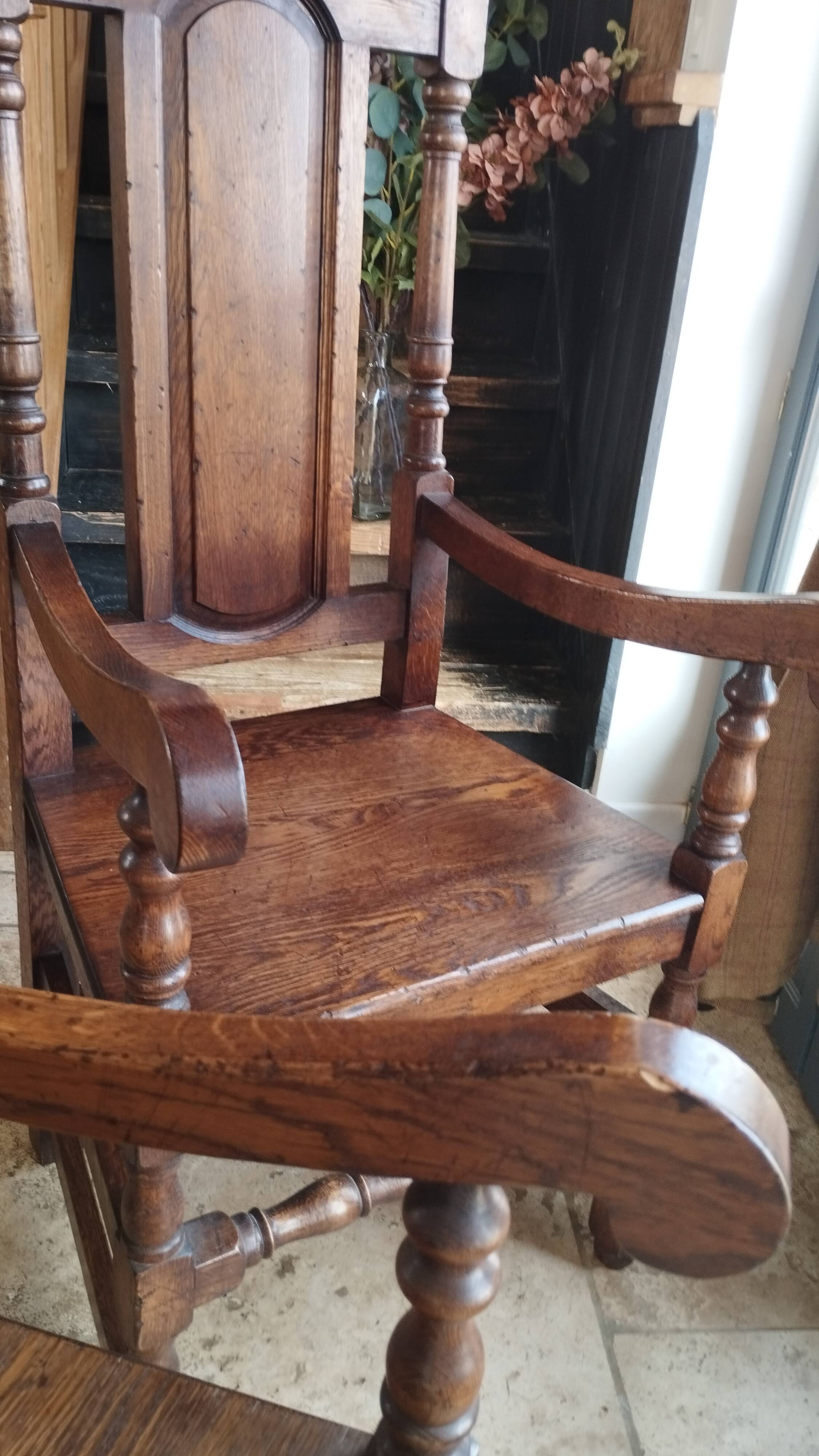 Paire de fauteuils en chêne massif patiné