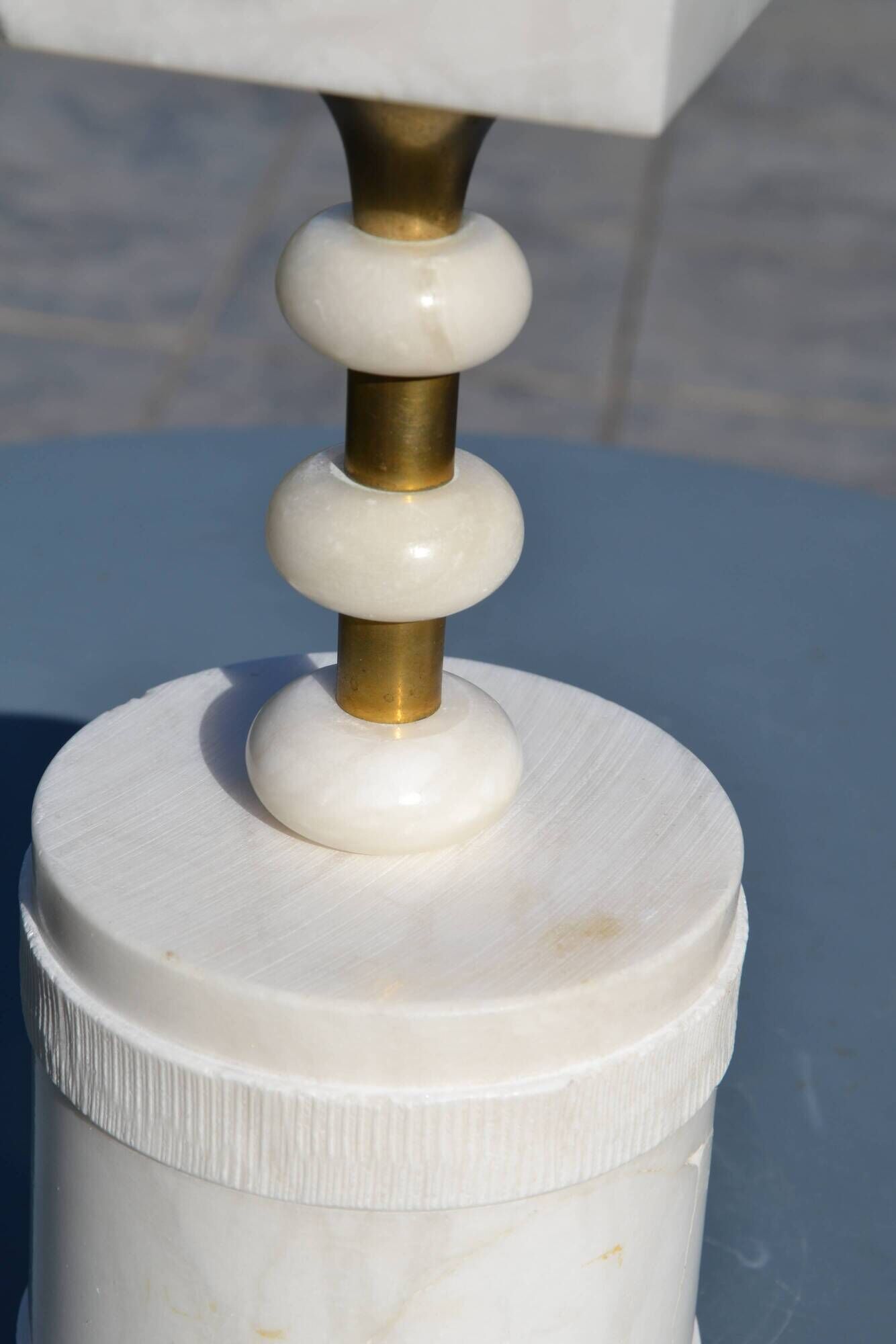 Lamp in white alabaster and brass