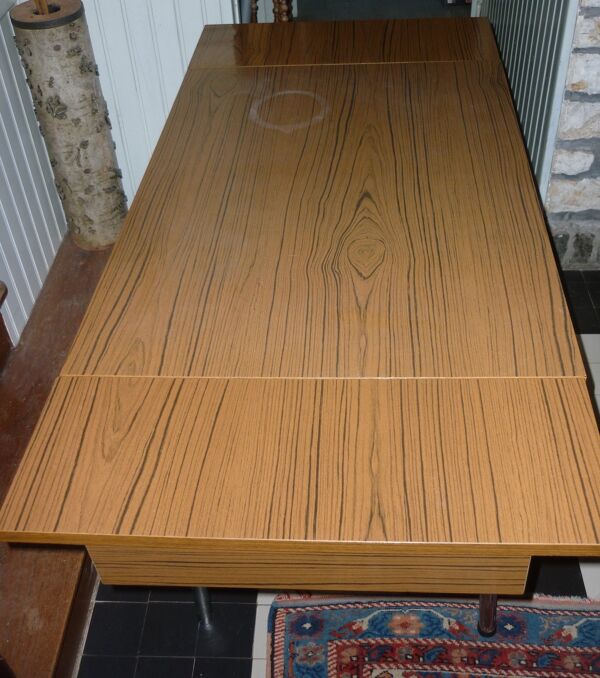 Table en formica marron avec 2 rallonges et tiroir