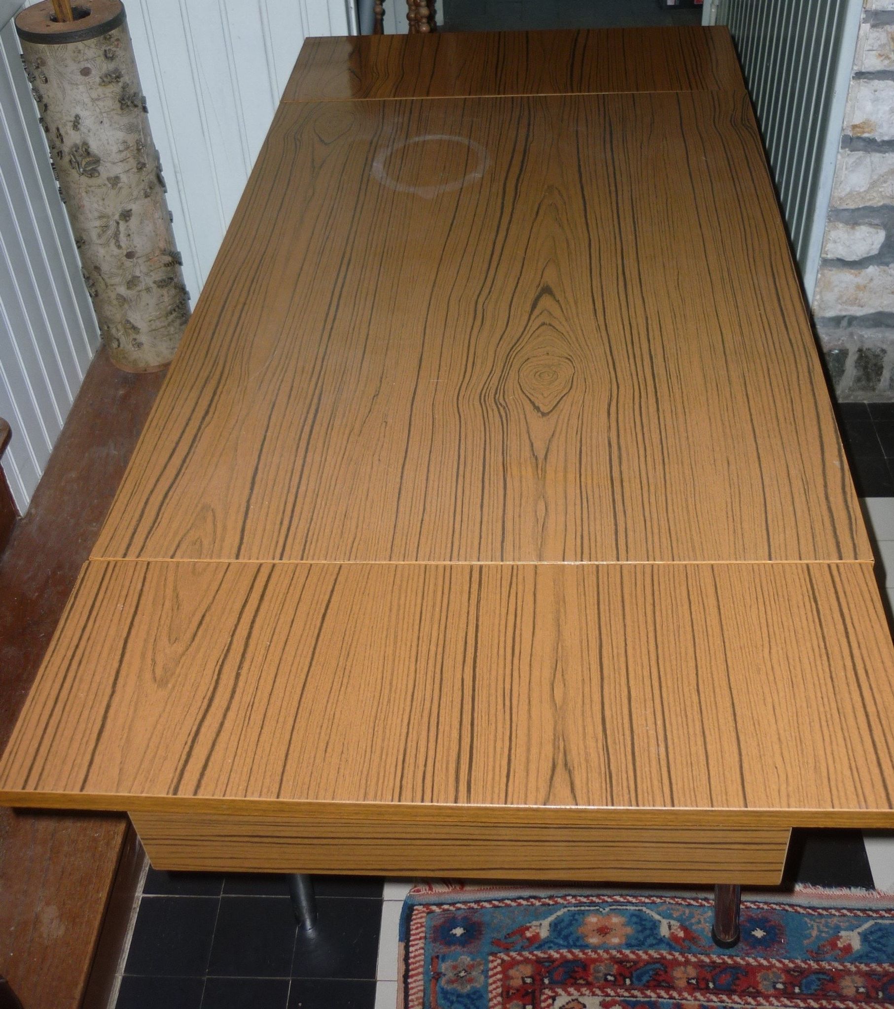 Table en formica marron avec 2 rallonges et tiroir