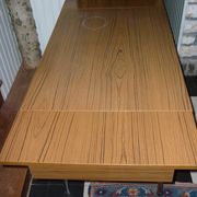 Table en formica marron avec 2 rallonges et tiroir