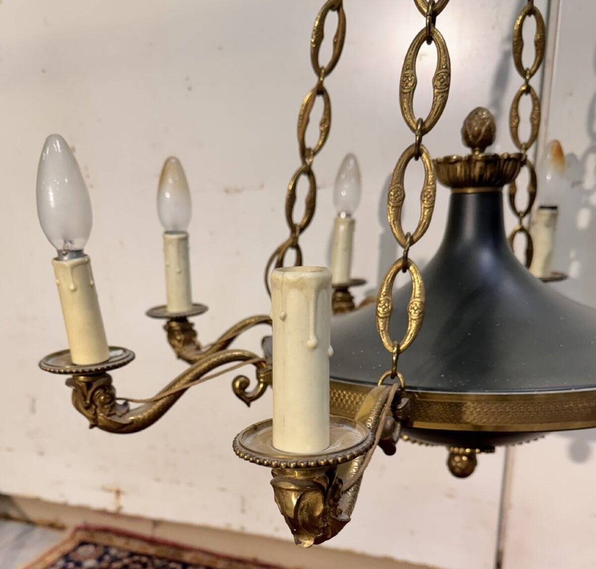 Grand lustre aux dauphins à 8 bras de lumières de style Empire en bronze
