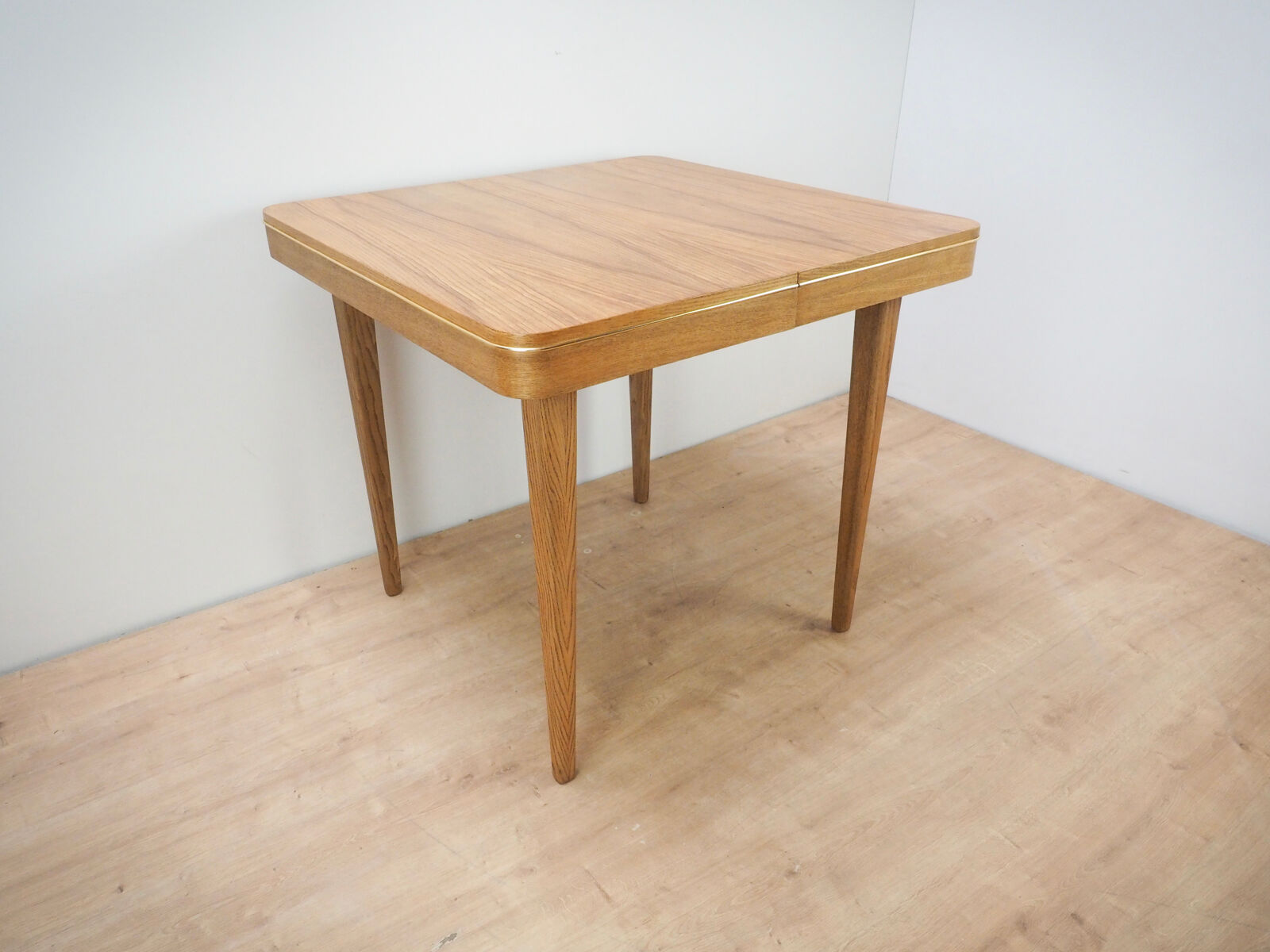 Table à manger par Bohumil Landsman pour Jitona Soběslav, 1960s
