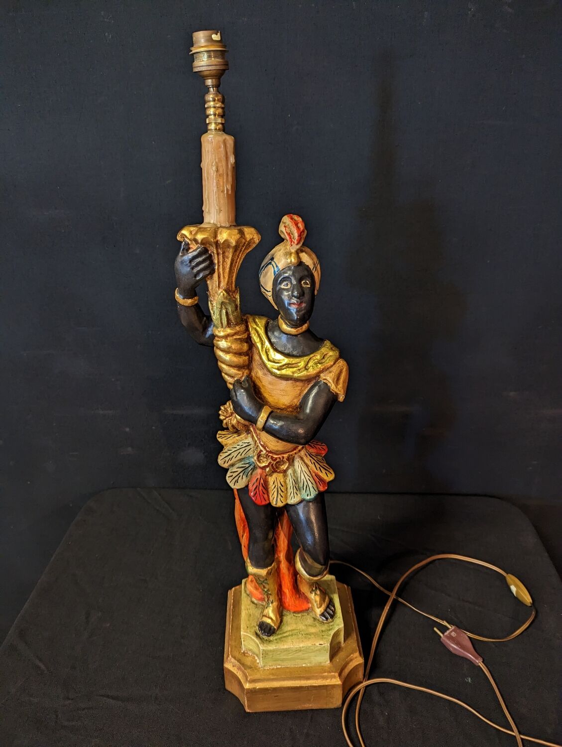 Wooden venetian nubian table lamp